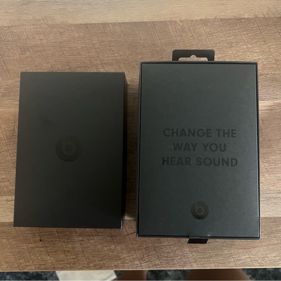 Beats Solo 3 Wireless Bluetooth Black Headphones Brand New - Picture 2 of 10